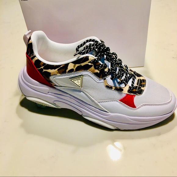 ❤️GUESS SNEAKERS✔️ - Picture 2 of 4